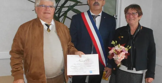 photo  bruno boulay, le maire actuel, entre jean-claude chollet, l’ancien maire, et  son épouse josette, qui fêtent leurs 50 ans de mariage.  &copy;  ouest-france 