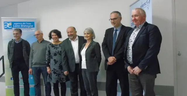 photo  laurent lelore (chambre d’agriculture), jean-luc grégoire (atlantic eau), morgan priol, directrice de l’agence de l’eau loire-bretagne ; thierrey gallard, président du syndcat d’eau de l’anjou ; marie-pervenche plaza, sous préfète de saumur ; pierre chauleur, sous-préfet de châteaubriant ; et jean-pierre bru, maire délégué du louroux-béconnais.  &copy;  ouest-france 