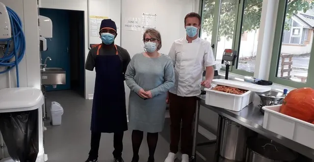 photo  valentin lemaître, bénévole ; adeline chemin, conseillère en insertion et vincent thonnon, responsable de la conserverie.  &copy;  ouest-france 