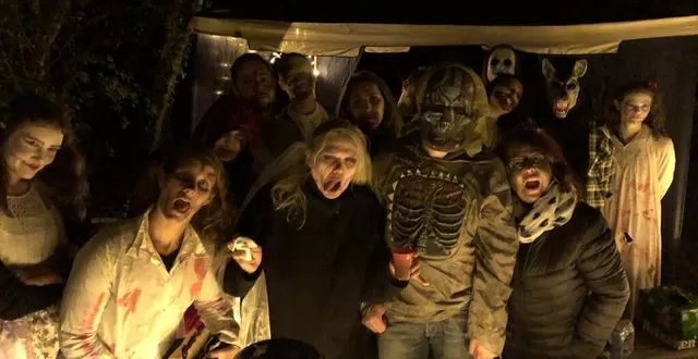 photo  la chapelle-saint-rémy, samedi 30 octobre 2021. les treize figurants et les bénévoles de l’association n’ont omis aucun détail pour effrayer les amateurs d’halloween.  &copy;  le maine libre 