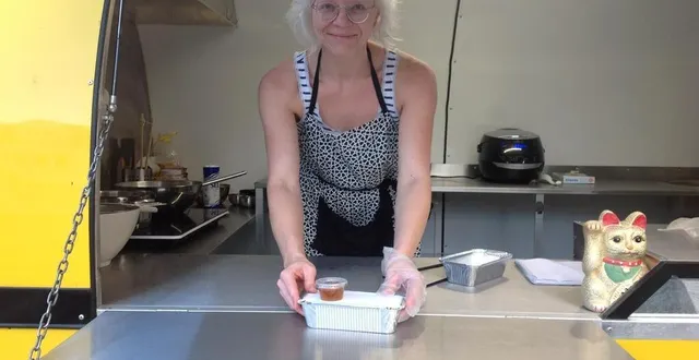 photo  anne-sophie taksz à bord de sa petite caravane jaune qu’elle appelle affectueusement « gros poussin ».  &copy;  le maine libre 