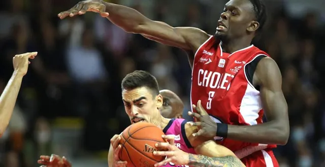 photo  yoan makoundou en défense sur léopold cavalière a fini la rencontre avec un double-double.  &copy;  photopqr/l’alsace/maxppp 