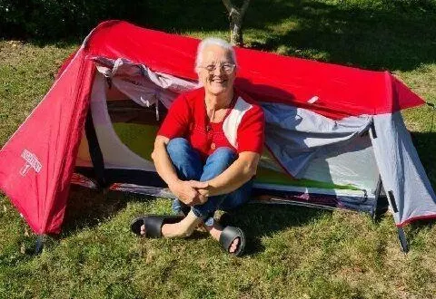 photo  il est rare que personne ne l’accueille pour la nuit, mais monique chanteau apprécie aussi de dormir dans sa tente.  &copy;  jocelyne colet 