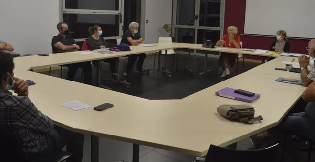 photo  le conseil municipal de louailles autour du maire.  &copy;  le maine libre 