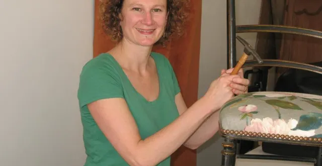 photo  lucile berger redonne vie à des chaises en changeant le tissu. 