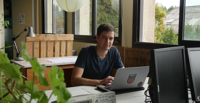 photo  depuis l’été 2020, martin laurent, originaire de notre-dame-du-pé et habitant désormais à poillé-sur-vègre, télétravaille depuis l’espace de coworking d’asnières-sur-vègre pour le géant du streaming musical mondial spotify.  &copy;  le maine libre 