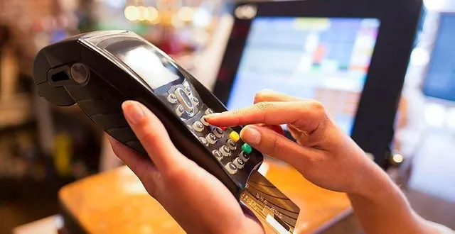 photo  emmanuel macron veut défiscaliser le paiement de pourboires dans la restauration par carte bancaire et rendre le secteur attractif. cela sera-t-il suffisant pour convaincre les demandeurs d’emploi sarthois de travailler dans les bars et restaurants ? pas si sûr.  &copy;  fotolia 