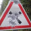 photo le panneau de signalisation criblé de plombs, vraisemblablement par des chasseurs, se trouve au cœur de la commune de saint-cénéri-le-gérei.