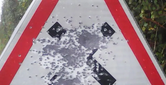 photo  le panneau de signalisation criblé de plombs, vraisemblablement par des chasseurs, se trouve au cœur de la commune de saint-cénéri-le-gérei.  &copy;  photo fournie par la municipalité de saint-cénéri-le-gérei 