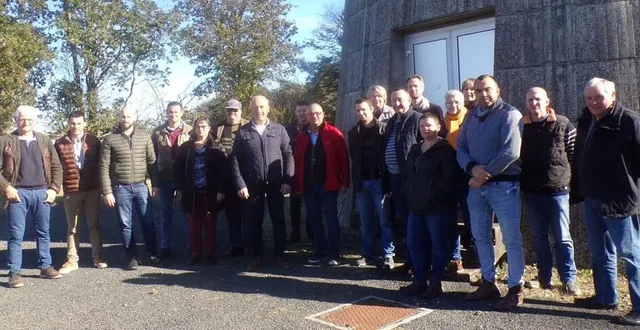 photo  les élus ont bénéficié des explications de francis honoré, président du smaep, et de laurent schrijvers, directeur commercial et responsable de l’agence sarthe-mayenne chez veolia eau.  &copy;  le maine libre 