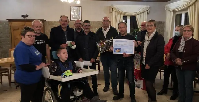 photo  1 425 € ont été remis par les associations georgiennes aux parents de thomas le mardi 2 novembre à saint-georges-des-groseillers (orne).  &copy;  ouest-france 