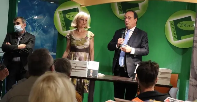 photo  anne-sophie thuard, libraire au mans (sarthe) et l’ancien président françois hollande, pendant l’échange avec le public avant la séance de dédicace.  &copy;  ouest-france 