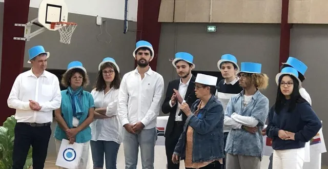 photo  annick davy au milieu des siens lors de la cérémonie où la présidente d’alpha sablé a reçu l’insigne de l’ordre national du mérite.  &copy;  ouest-france 