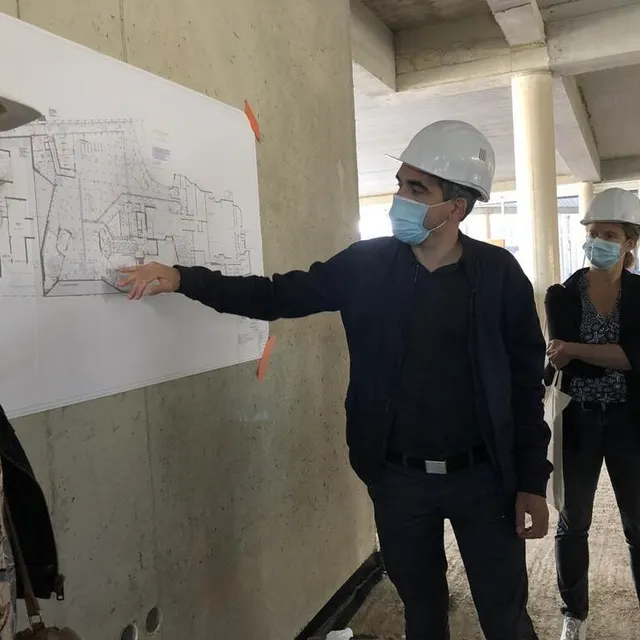 photo ludovic blanchard, l’architecte du projet, détaille le plan du pôle culturel de sablé-sur-sarthe (sarthe).  ©  ouest-france