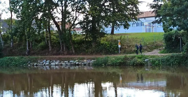 photo  rive droite, la passerelle débutera près du terrain de tennis du gymnase de la madeleine, en haut à gauche des barrières du chemin.  &copy;  ouest-france 