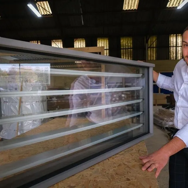 photo une fenêtre à lames orientables.  ©  photo le maine libre – denis lambert