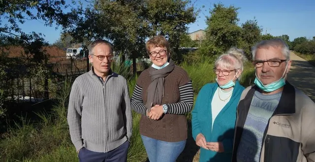 photo  des riverains devant l’usine : « cet été, l’odeur était très forte. on la sentait même à travers nos masques. »  &copy;  ouest-france. 