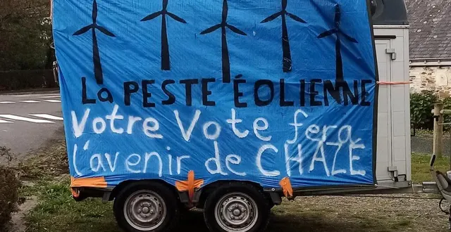 photo  un van a servi de support à plusieurs slogans anti-éolien affichés au milieu du bourg avant le scrutin.  &copy;  ouest-france 