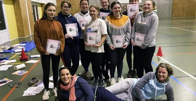 photo  hélène roissé et lucie vardon, au premier plan, encadrent le stage.  &copy;  ouest-france 