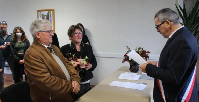 photo  le maire bruno boulay (à droite) a présidé la cérémonie en présence de la famille de jean-claude et josette chollet.  &copy;  le maine libre 