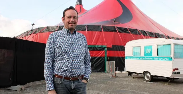 photo  yannick javaudin devant le chapiteau de l’entracte, place du 8-mai, à sablé-sur-sarthe, le 13 octobre 2021.  &copy;  ouest-france 