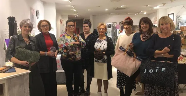 photo  les six commerçantes vont passer les deux prochains mois ensemble dans cette boutique éphémère, rue du 6-juin, à flers, dans l’orne.  &copy;  ouest-france 