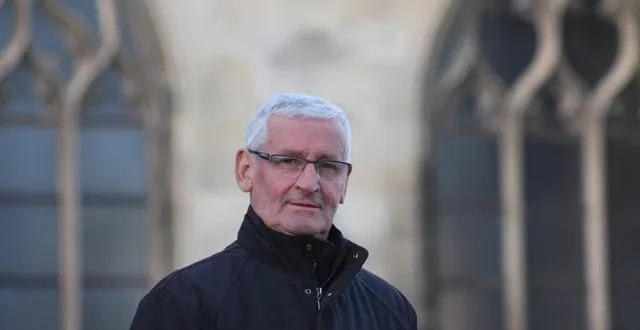 photo  pierre racine, ici en 2013 devant l’église saint-germain, a dirigé pendant quarante ans la chorale de la messe de noël à argentan.  &copy;  archives ouest-france 
