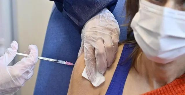 photo  une personne en train de se faire vacciner contre le covid-19. photo d’illustration.  &copy;  jérôme fouquet / ouest-france 