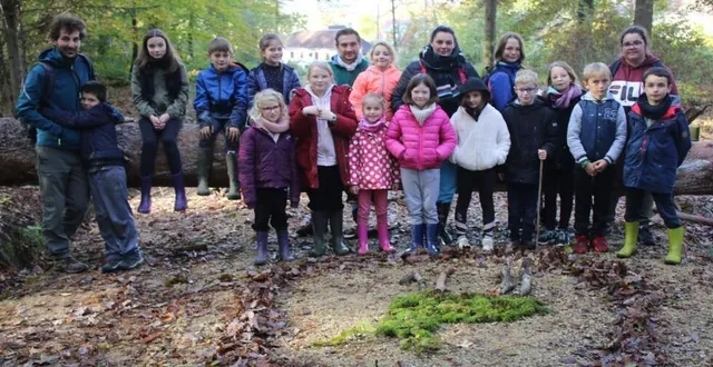 photo  rémi jardin (à gauche) avec les enfants et les animateurs autour d’une composition éphémère.  &copy;  ouest-france 