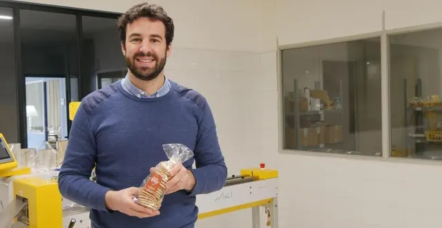 photo  antoine pelletier, dans les locaux situés à la tuilerie, où sont produits artisanalement petits sablés et autres biscuits. « nous avons poussé les murs ».  &copy;  photo archives le maine libre 