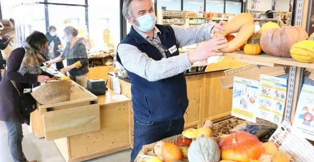 photo  laurent rocher, gérant de la biocoop la martinière, route du mans, est installé depuis 2016 et son magasin a trouvé son rythme de croisière et sa clientèle sur sablé-sur-sarthe (sarthe).  &copy;  ouest-france 