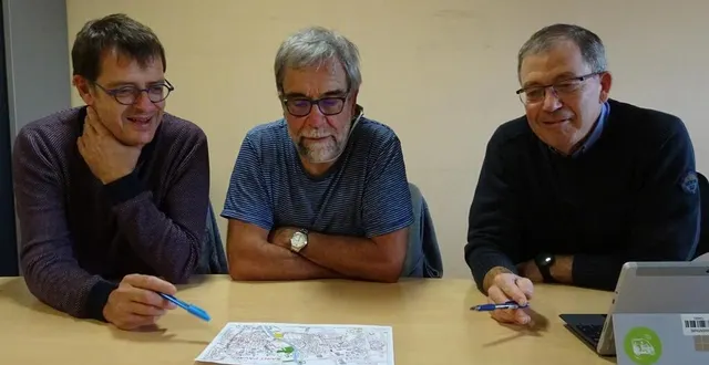 photo  de gauche à droite, devant un plan de situation, rémy batiot, vice-président de le mans métropole aux mobilités, thierry touche, conseiller communautaire délégué au plan vélo, et philippe remondière, ingénieur.  &copy;  ouest-france 