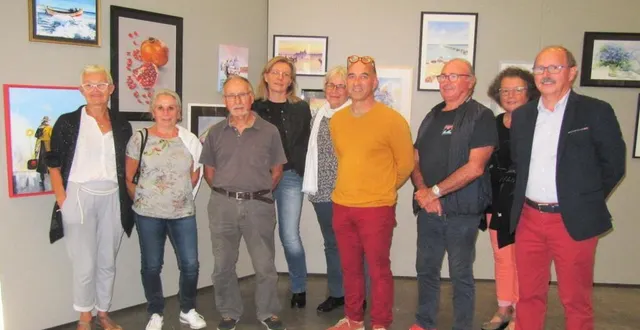 photo  bruno caillé, au centre, entouré de ses élèves ; à droite, françois baille, vice-président de flers agglo, en charge des pôles culturels.  &copy;  ouest-france 