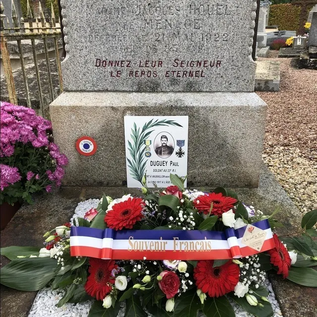 photo une plaque commémorative, en l’honneur de paul duguey, mort pour la france en 1917, a été commandée par l’association de sauvegarde du patrimoine de sentilly.  ©  ouest-france