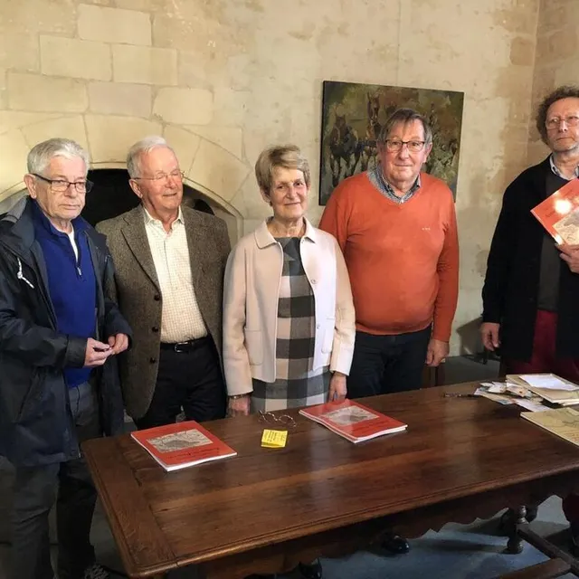 photo alain boutelet, henri et armelle sentilhes, bernard mahieux et pierre cœuche, auteurs de l’ouvrage «aunou-le-faucon au fil des siècles».  ©  ouest-france