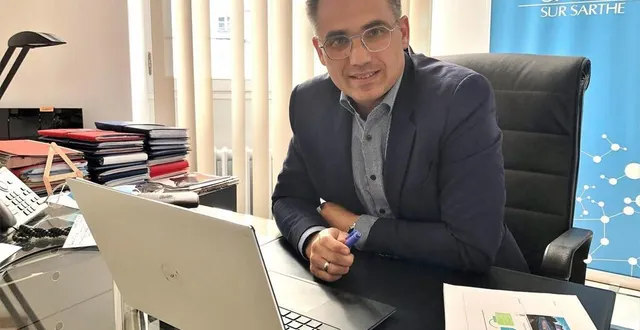photo  nicolas leudière, dans son bureau, à la mairie de sablé-sur-sarthe, lundi 4 octobre 2021.  &copy;  ouest-france 