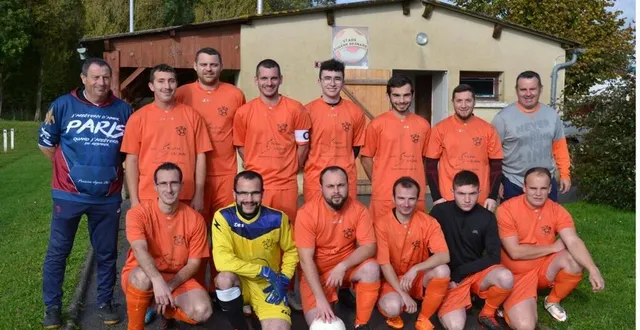 photo  le nouveau président (debout à gauche) et l’entraîneur (debout à droite), devant le bar.  &copy;  ouest-france 
