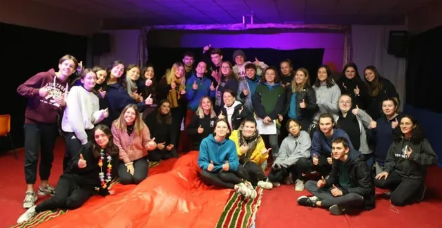 photo  la formation sera à confirmer par un stage pratique et certains ont déjà le diplôme en poche. vendredi soir, à la clôture des stages, tous les jeunes ont réservé une soirée surprise à leurs formateurs pour les remercier.  &copy;  ouest-france 