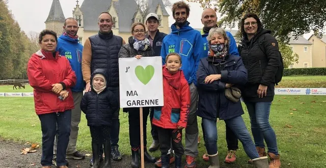 photo  une partie des 40 bénévoles impliqués dans l’organisation de la rand’orient’. au centre, derrière la pancarte « j’aime ma garenne », marie-lucie guy, la présidente du collectif sauvons la garenne des saars.  &copy;  le maine libre 