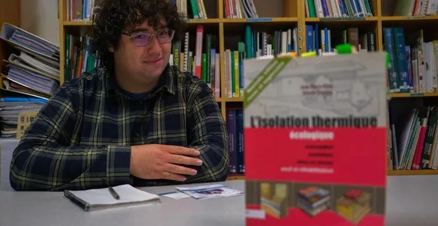 photo  baptiste tranchant renseigne les particuliers sur les économies d’énergies et les aides pour réaliser des travaux d’isolation.  &copy;  photo le maine libre – denis lambert 