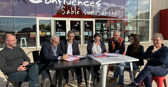 photo  la convention, signée mardi 12 octobre 2021, permettra aux titulaires du passeport loisirs de bénéficier de tarifs préférentiels au cinéma confluences de sablé-sur-sarthe.  &copy;  le maine libre 