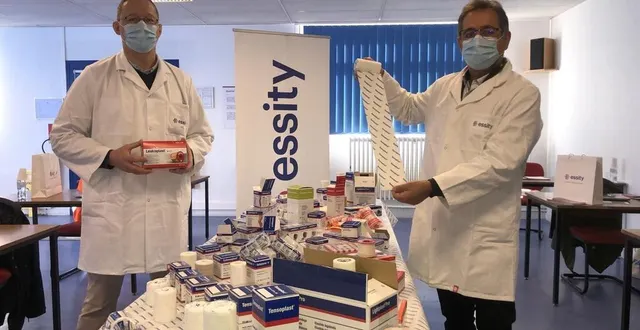 photo  philippe hatet, le directeur de site essity à vibraye (à droite) et vincent girard, le responsable qualité et développement (à gauche).  &copy;  le maine libre 