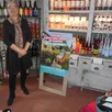 photo oriane smadja vend des produits du terroir notamment à la clientèle du gîte.