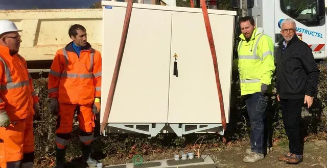photo  le déploiement de la fibre optique avance. mise en place d’une armoire, en présence du maire, philippe bigot (à droite).  &copy;  ouest-france 