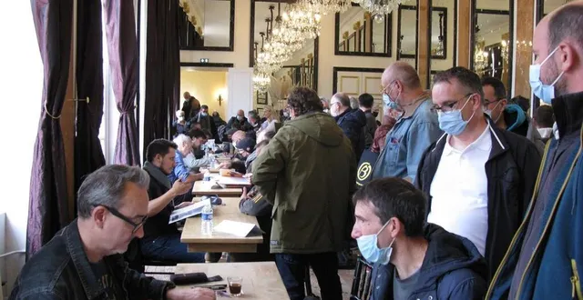 photo  chaque dessinateur à sa table devant le public en attente de la dédicace  &copy;  ouest-france 