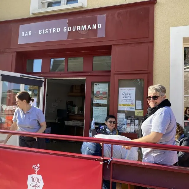 photo géraldine vidal (à droite), ancienne aide médico-psychologique à fontainebleau a assouvi son rêve d’enfant en ouvrant, en avril 2020, le premier bar multiservice du réseau 1 000 cafés en pays de la loire.  ©  ouest-france