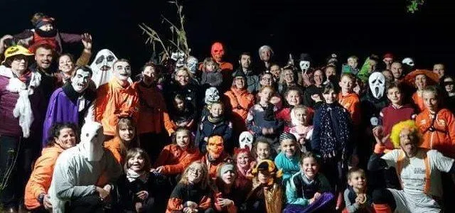photo  photo de famille dans la nuit noire du parc : frissons garantis !  &copy;  ouest-france 