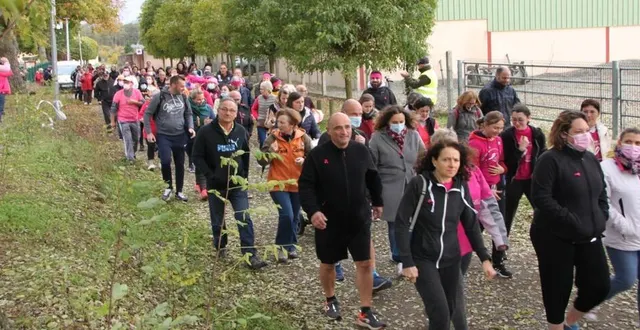 photo  quelque 160 personnes, portant du rose pour beaucoup, étaient au rendez-vous pour la marche de 5 km.  &copy;  le maine libre 