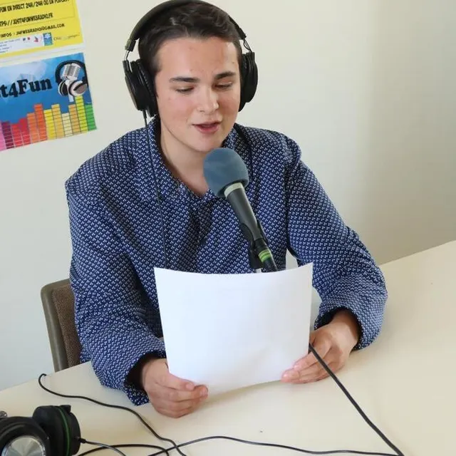 photo mattéo lebreton, prodige de la république et animateur radio, multiplie les expériences journalistiques. il a également effectué deux stages, à rtl et europe 1. christophe hondelatte lui a même donné sa carte de presse !  ©  photo le maine libre – aurélie berland