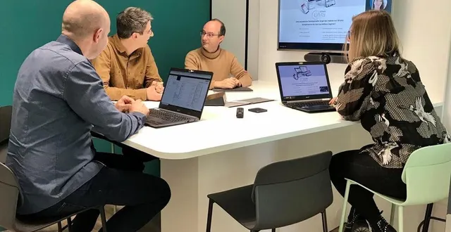 photo  michel perrinet, troisième en partant de la gauche, cofondateur d’octave : « un cadre de travail agréable doit permettre aux collaborateurs de donner le meilleur d’eux-mêmes. »  &copy;  dr 